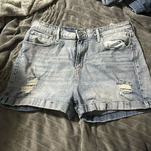 Distressed Levi highrise shorts